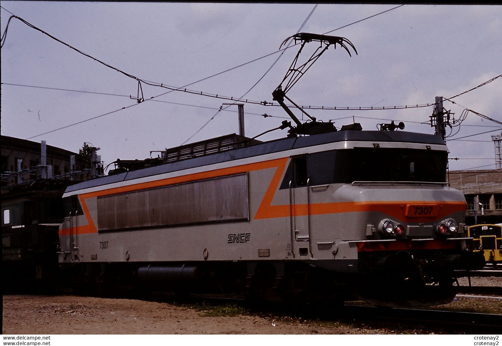 Photo Diapo Diapositive Slide Train Wagon Locomotive Electrique SNCF BB 7304 à VSG Le 23/04/1993 VOIR ZOOM - Diapositives