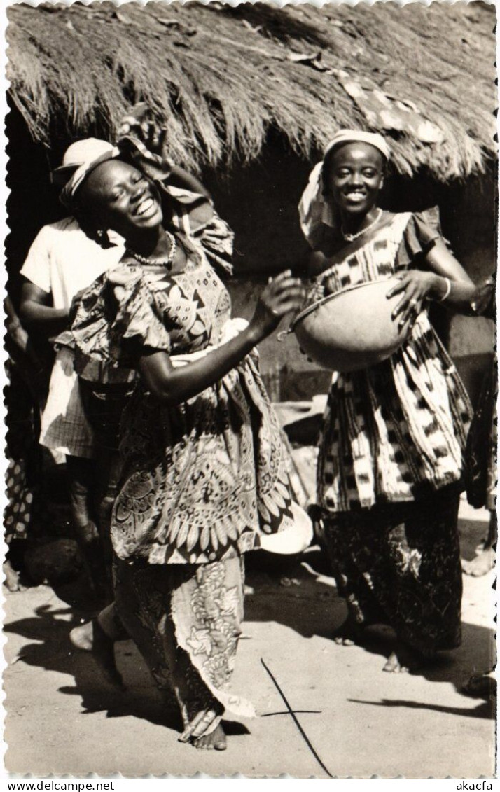 PC AFRICA REAL PHOTO DANSE AU VILLAGE ETHNIC TYPES (a43122) - Afrique