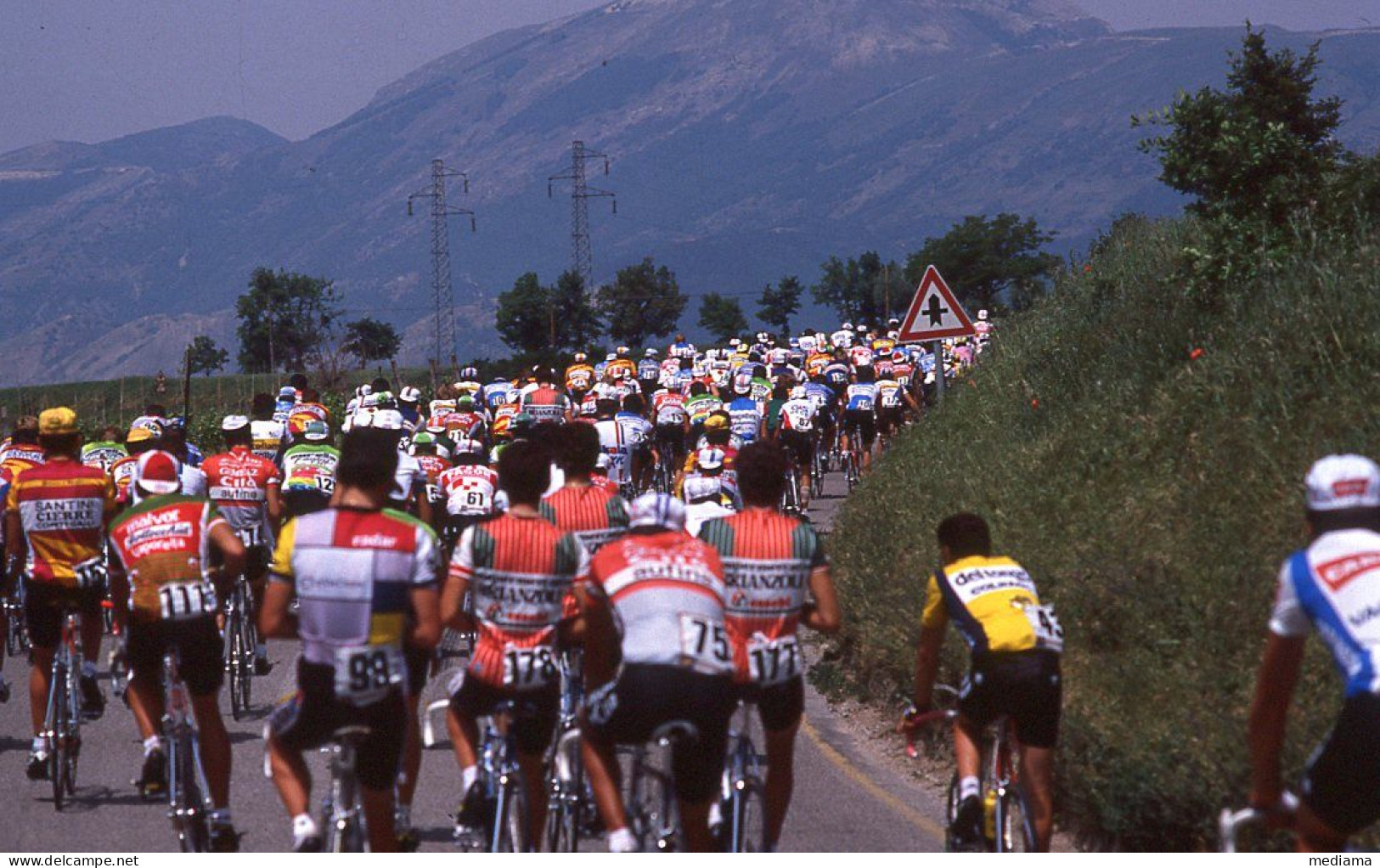 Dia443	DIAPOSITIVA  35mm CICLISTI IN GRUPPO GIRO D'ITALIA ANNI 1990 -2 - Diapositives