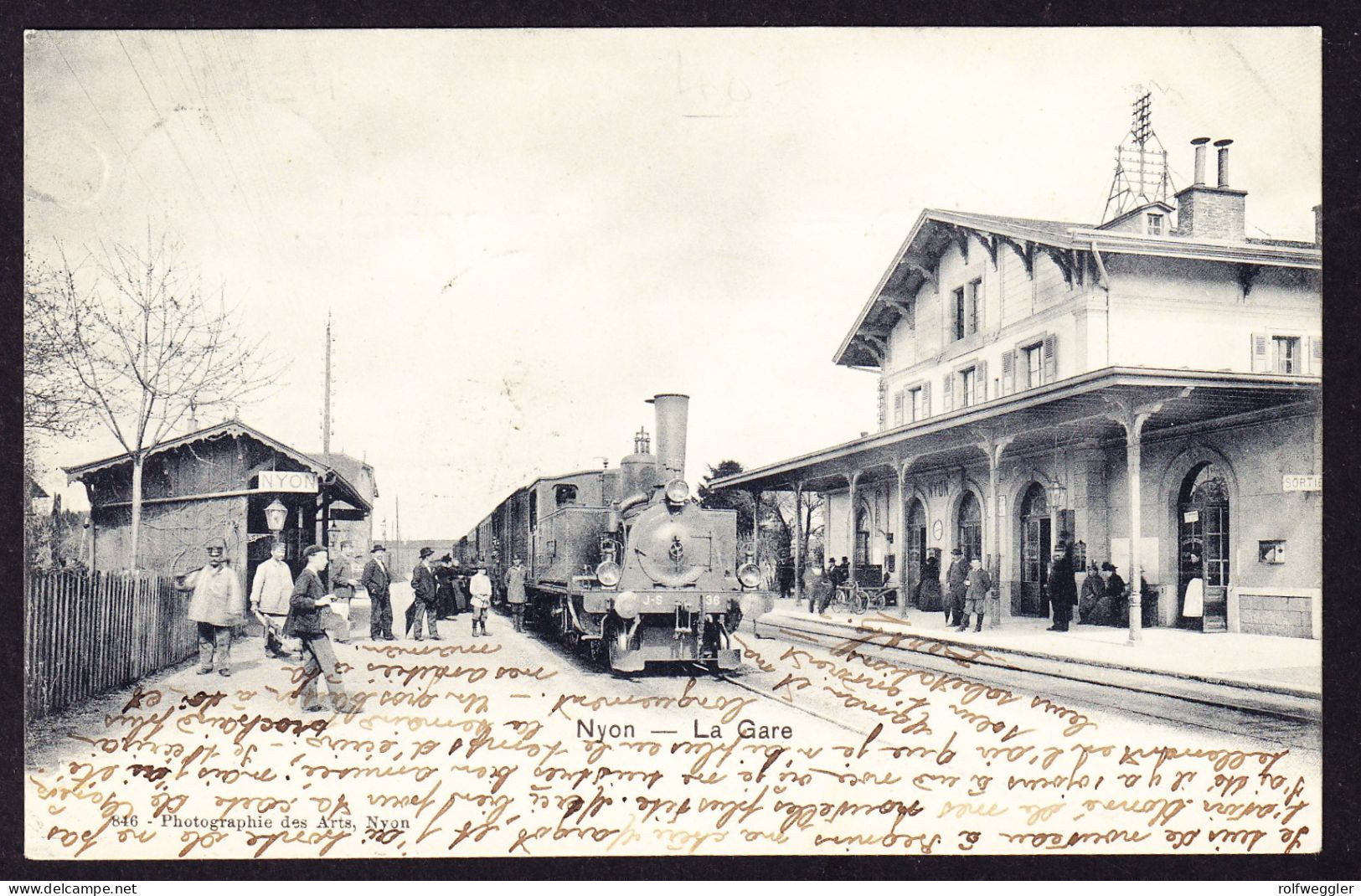 1902 Gelaufene AK, Gestempelt Begnins. Bahnhof Mit Lok In Nyon. La Gare. - Begnins