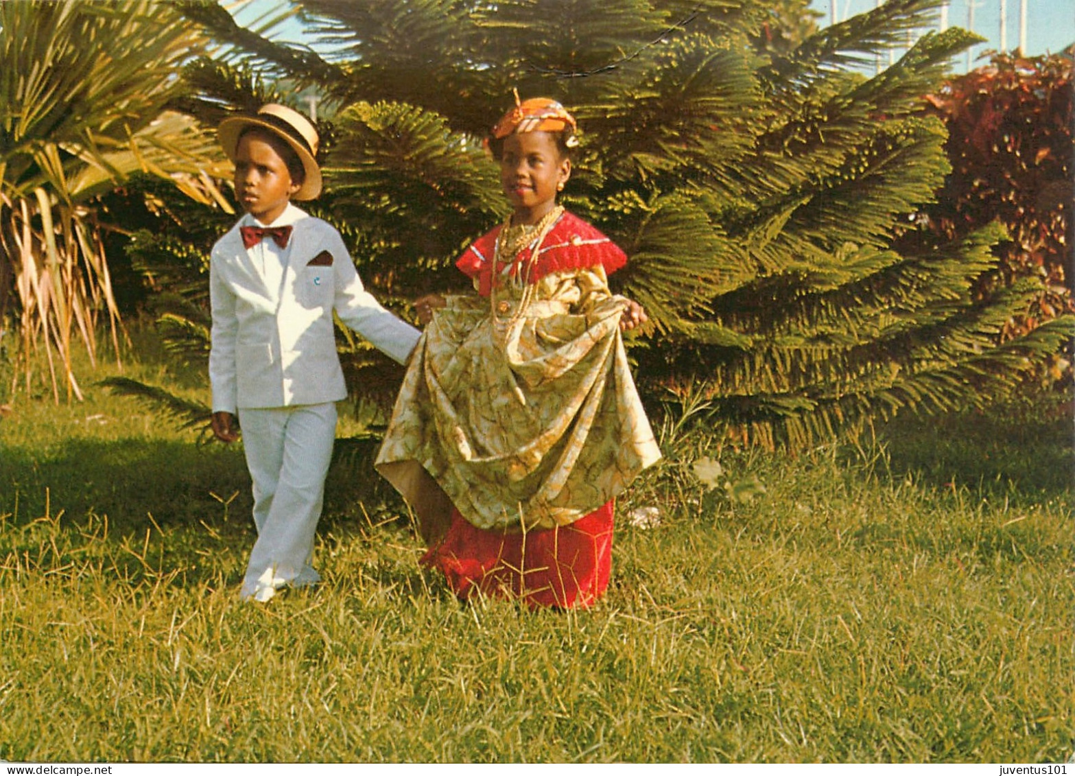 CPSM Martinique-Marin-Groupe Folklorique D'enfants-Fleurs De Cannelle-Un Couple En Tenue De Cérémonie     L2353 - Le Marin