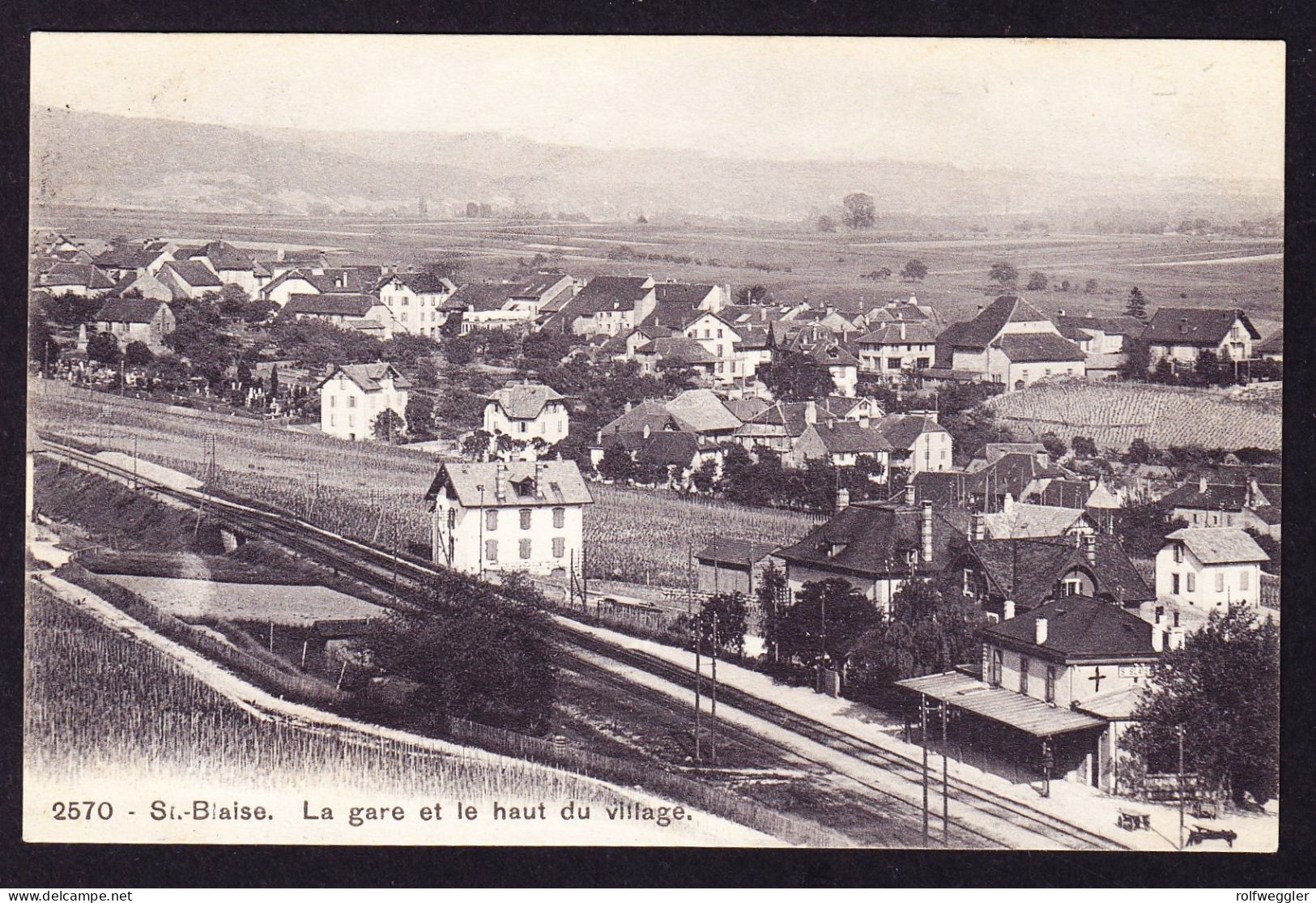 1909 Mit Bahnpost Gelaufene AK: St. Blaise. La Gare Et Le Haute Du Village. Bahnhof. - Saint-Blaise