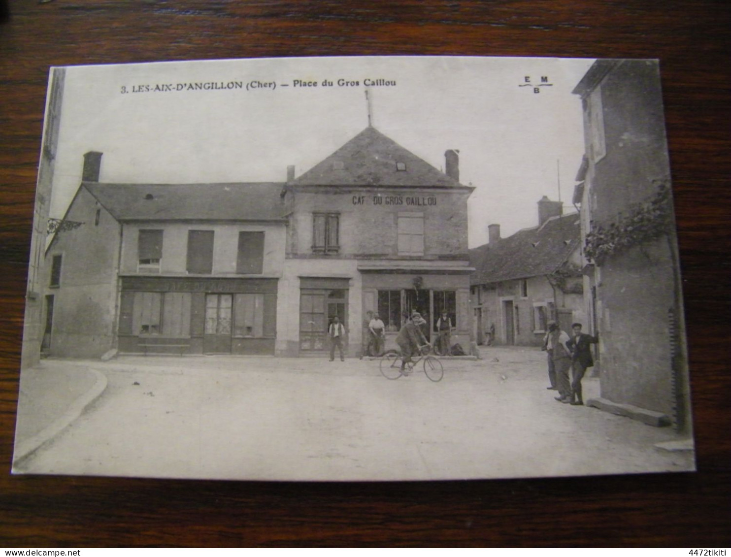 CPA - Les Aix D'Angillon (18) - Place Du Gros Caillou - Café Du Nord - Animation - 1918 - SUP (HQ 6) - Les Aix-d'Angillon