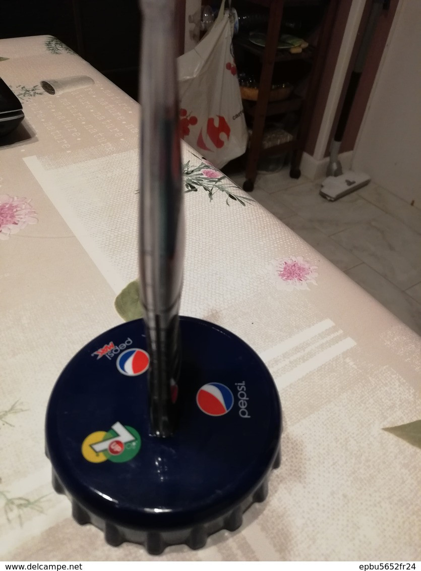 Bouteille De PEPSI Sur Un Bouchon  Hauteur Bouteille 13cm Diametre Du Bouchon 9,5 - Flaschen