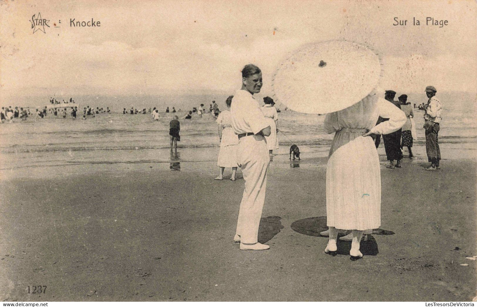 BELGIQUE - Knocke Zoute - Sur La Plage - Animé - Femmes Avec Des Ombrelles -  Carte Postale Ancienne - Knokke