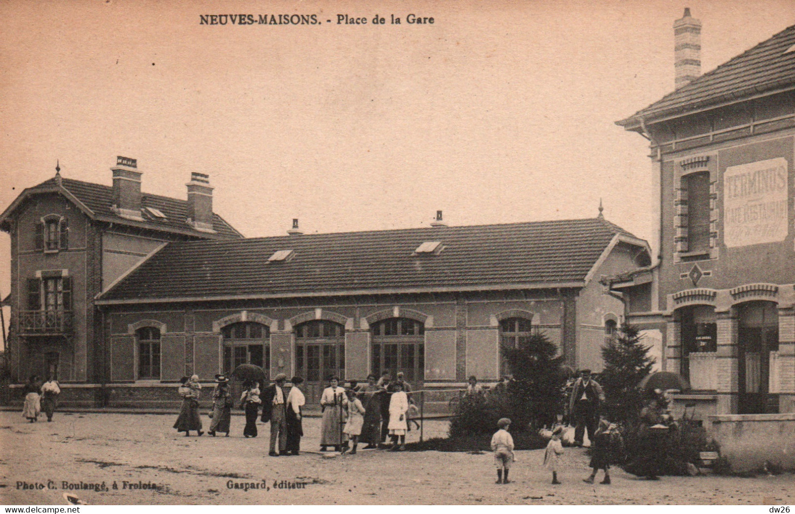 Neuves-Maisons (Meurthe-et-Moselle) Place De La Gare, Café-Restaurant Terminus - Edition Gaspard - Carte Non Circulée - Neuves Maisons