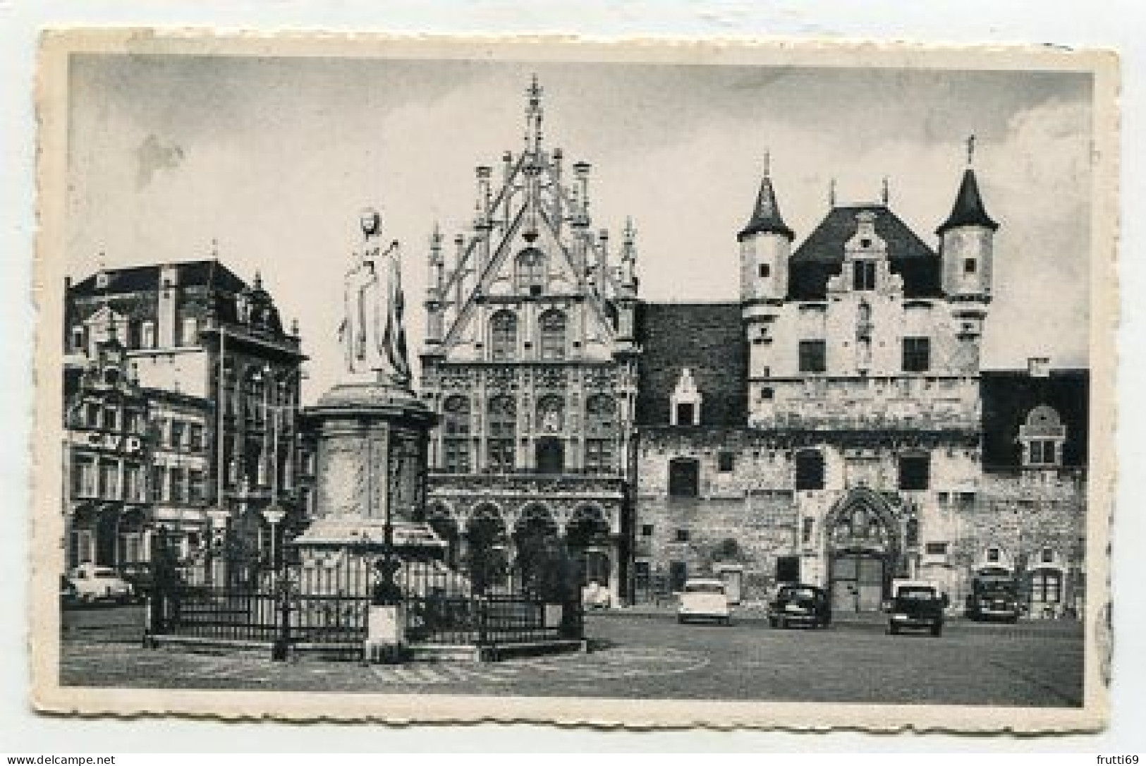 AK 156614 BELGIUM - Mechelen - Standbeeld Van Margaretha Van Oosterwijk - Stadhuis En Oude Lkanehallen - Malines