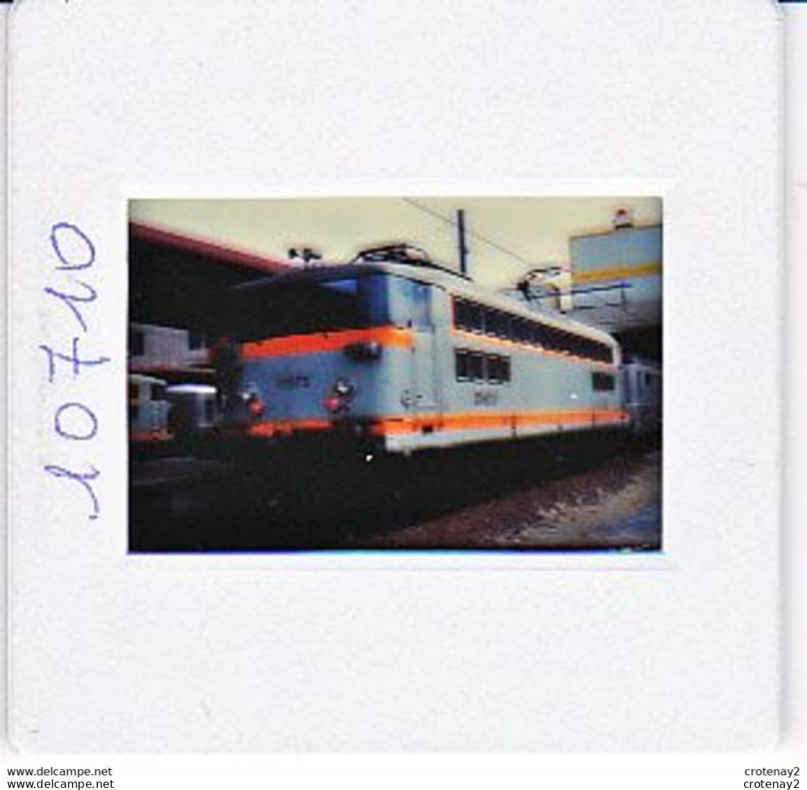 Photo Diapo Diapositive Train Wagon Locomotive Electrique BB 17073 à PARIS GARE DU NORD Le 29/04/1993 VOIR ZOOM - Diapositives
