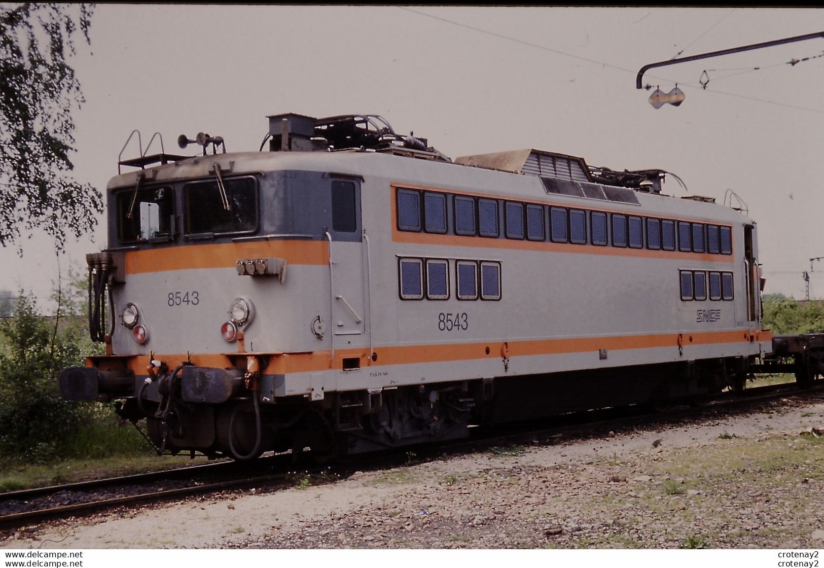 Photo Diapo Diapositive Slide Train Wagon Locomotive Electrique SNCF BB 8543 à VSG Le 30/04/1993 VOIR ZOOM - Diapositives