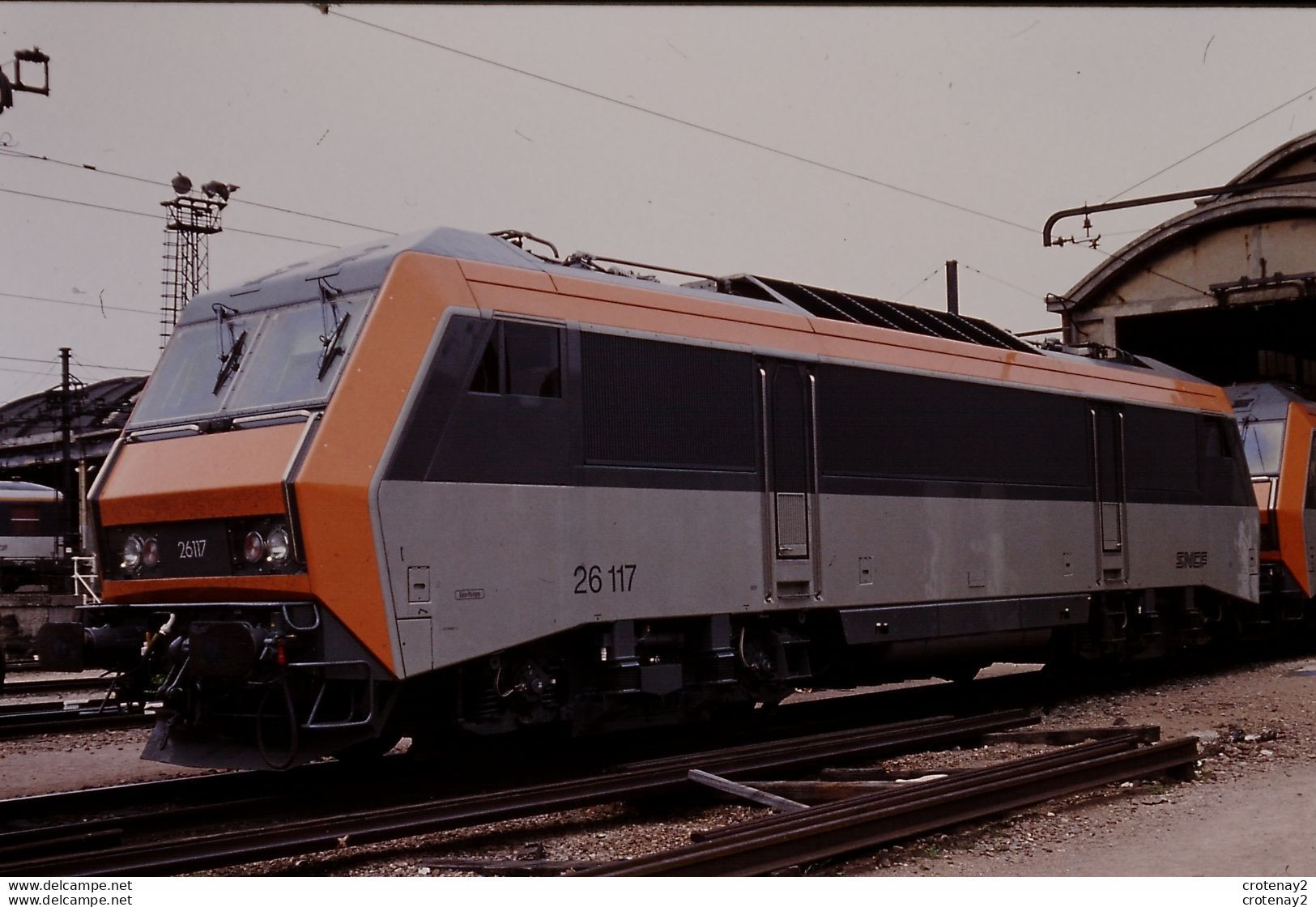 Photo Diapo Diapositive Train Wagon Locomotive Electrique SNCF SYBIC BB 26117 PARIS GARE DE LYON Le 24/05/1993 VOIRZOOM - Diapositives