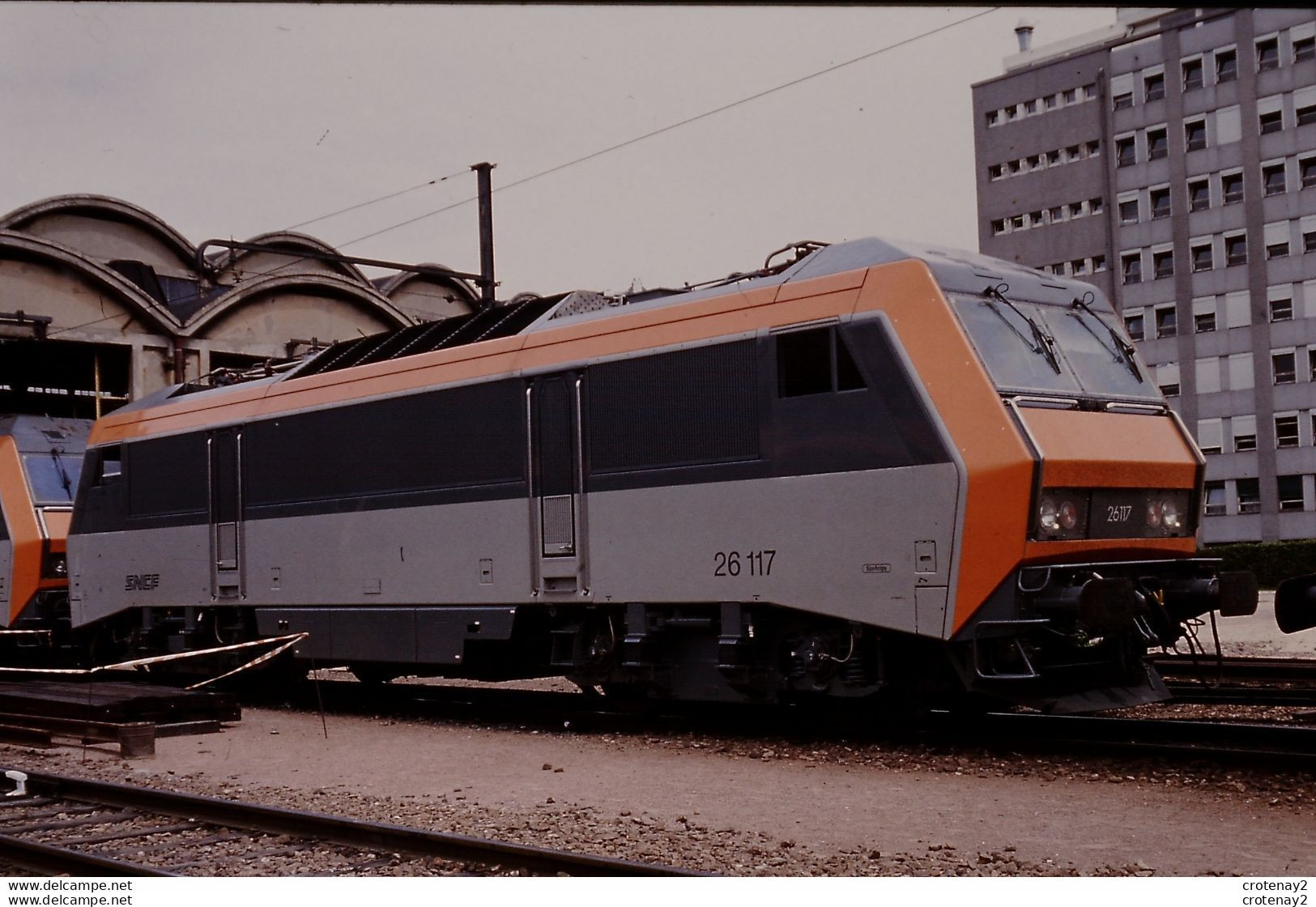 Photo Diapo Diapositive Slide Train Wagon Locomotive Electrique SYBIC BB 26117 PARIS GARE DE LYON Le 24/05/1993 VOIRZOOM - Diapositives