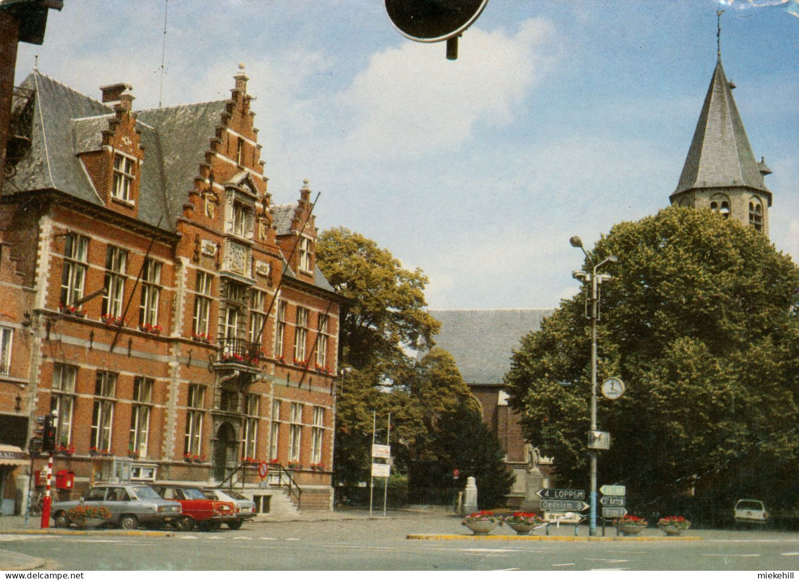 OOSTKAMP-KERK EN  GEMEENTEHUIS-AUTOMOBILES- - Oostkamp