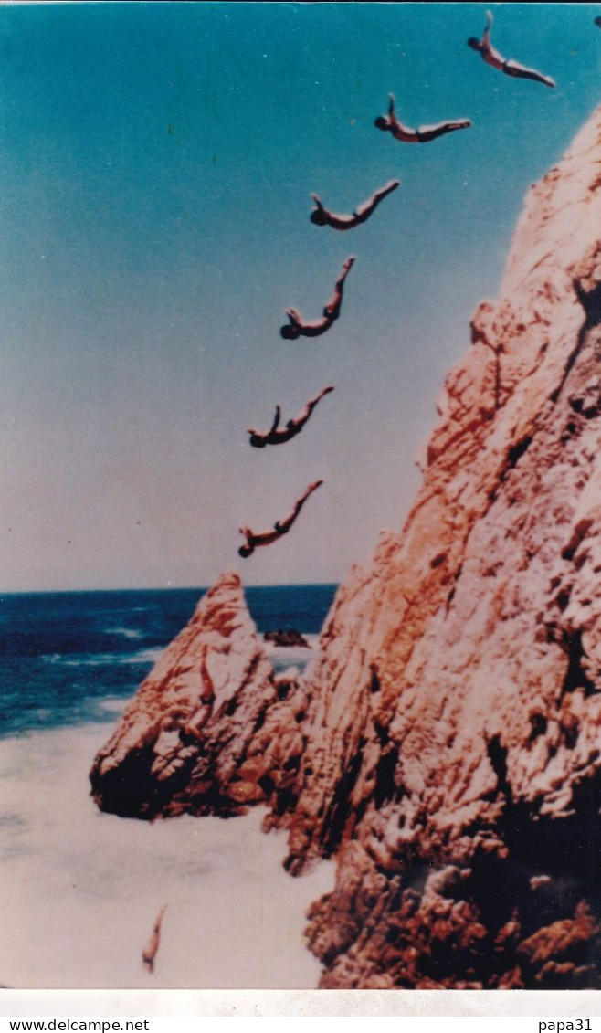 Photo De Plongeurs  Sincronisés Plongant D'une Falaise Dans L'océan - Plongeon