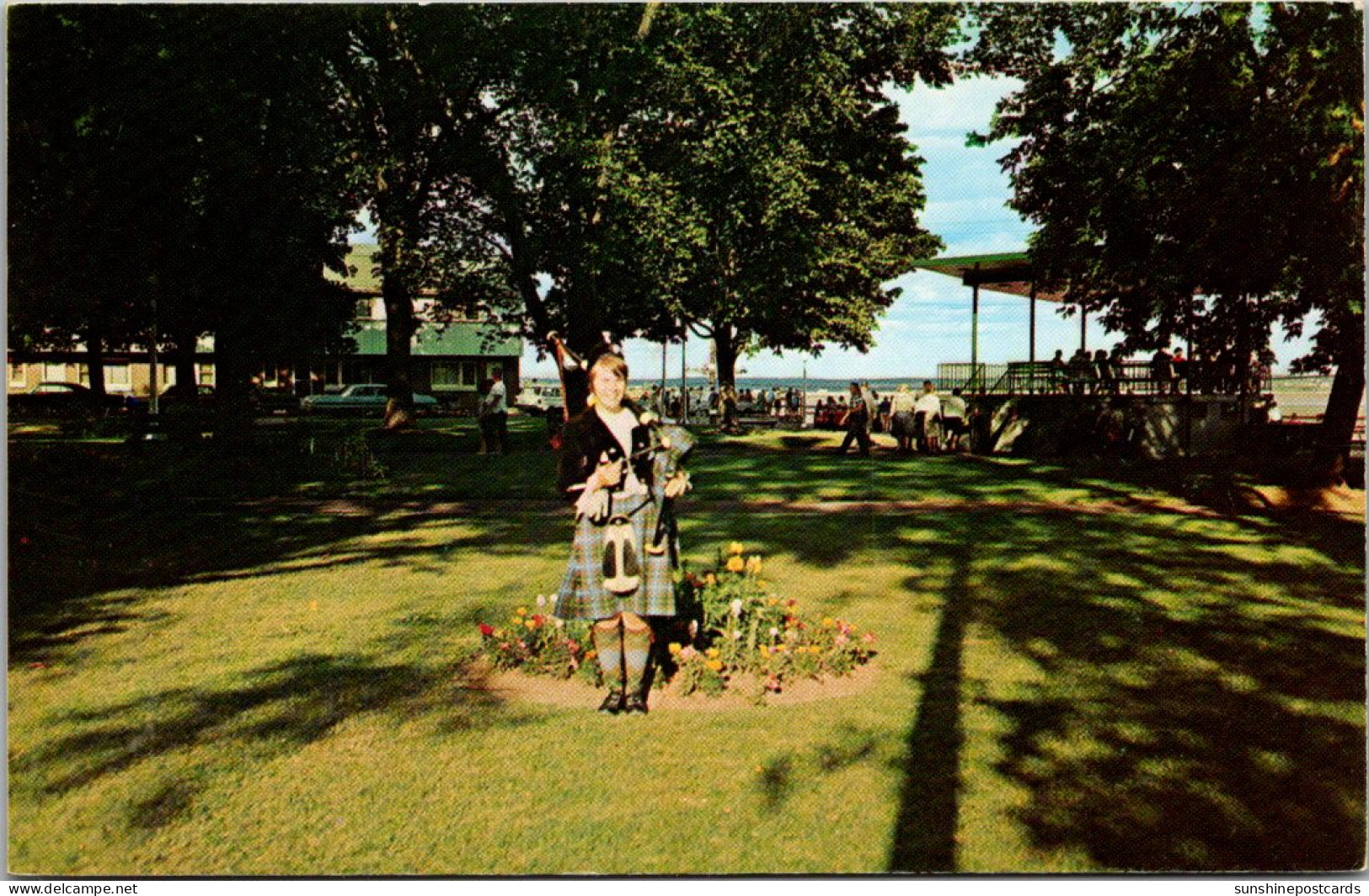 Canada New Brunswick Moncton Tidal Bore Park Highland Lassie Playing Bagpipes For Visitors - Other & Unclassified