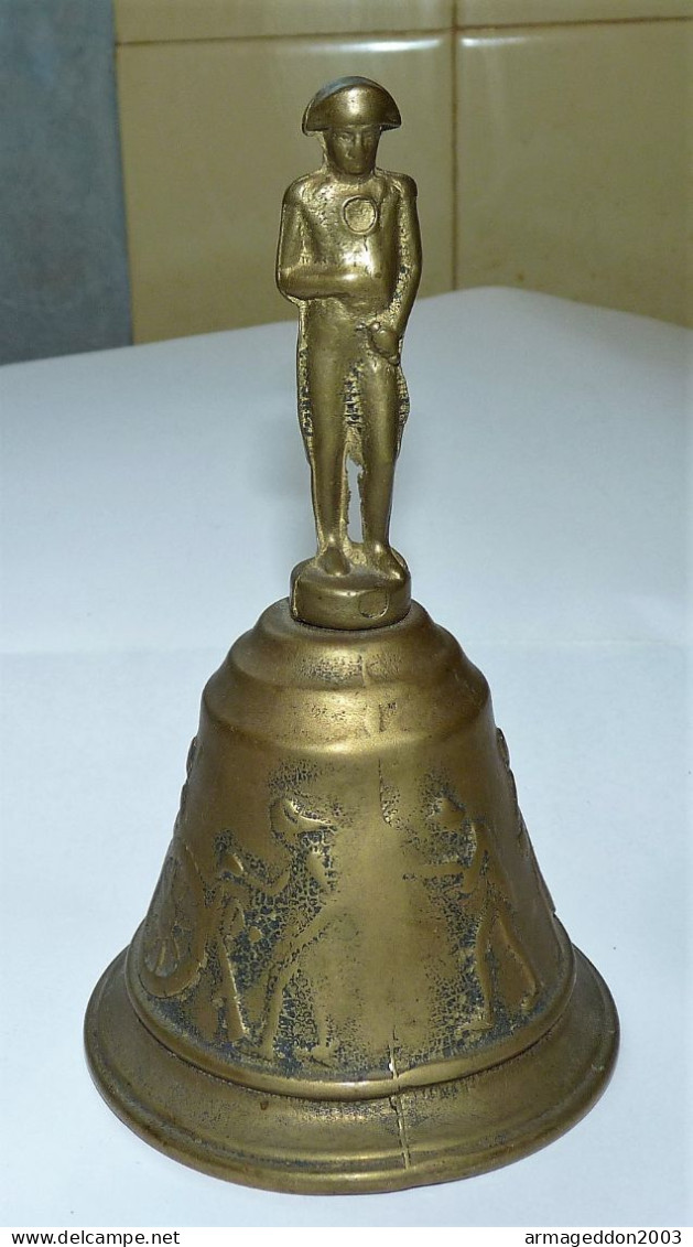 CLOCHE LAITON DECOR NAPOLEON SCENE DE NAPOLEON A CHEVAL MARCHE SOLDATS BE - Bronzes