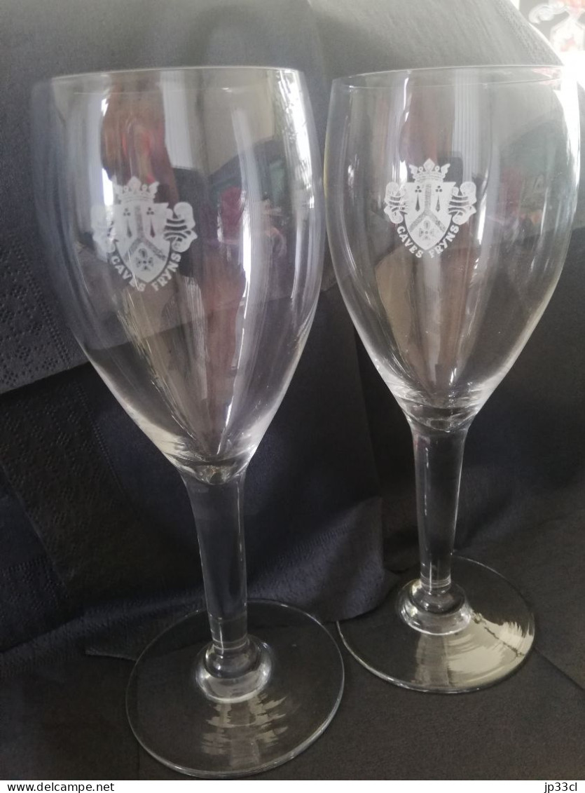 Lot De 2 Anciens Verres à Vin Ou à Cocktail Des Caves Fryns (Distillery In Hasselt) - Verres