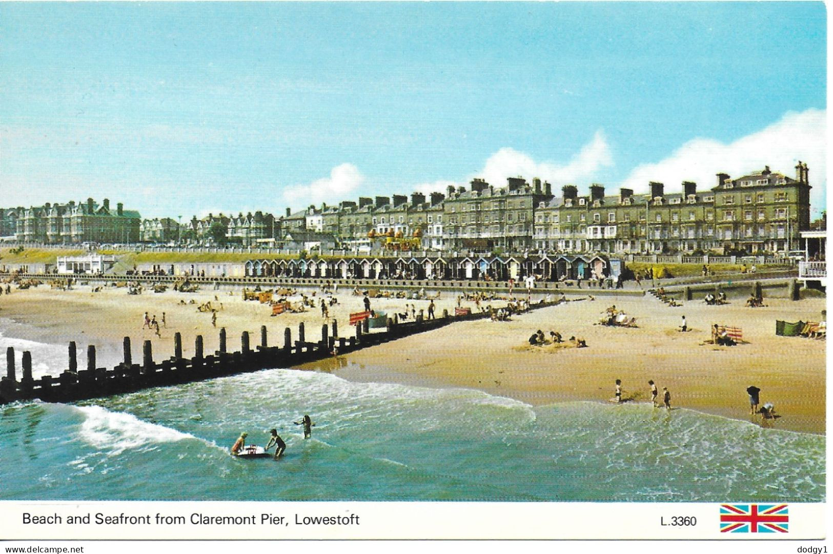 BEACH AND SEAFRONT, LOWESTOFT, SUFFOLK, ENGLAND. UNUSED POSTCARD   Wt4 - Lowestoft