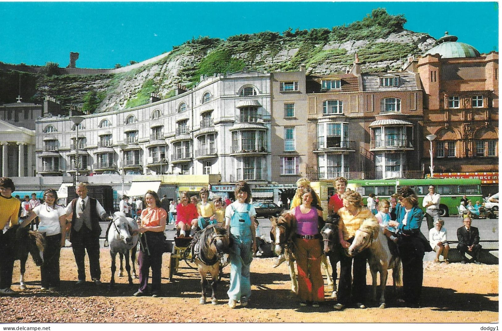 PONIES ON BEACH, HASTINGS, SUSSEX, ENGLAND. UNUSED POSTCARD   Wt4 - Hastings