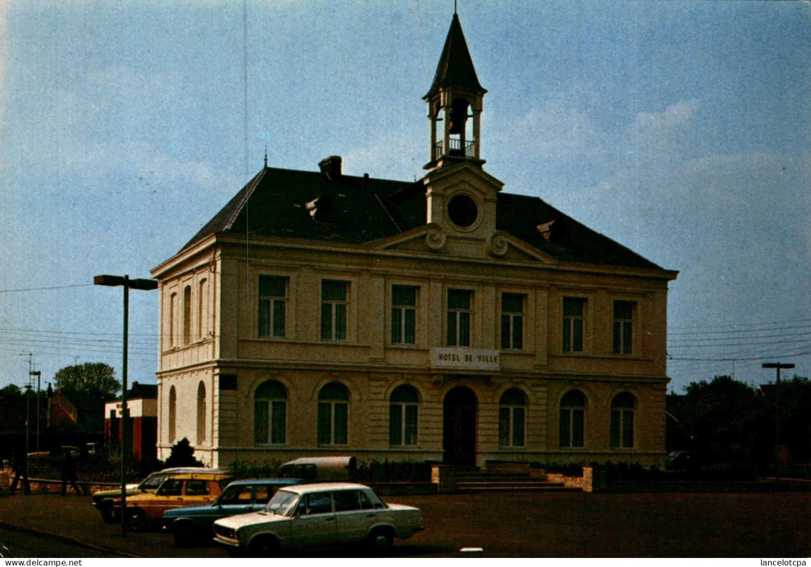 59 - BRUAY SUR ESCAUT / L'HOTEL DE VILLE - AUTOS - Bruay Sur Escaut