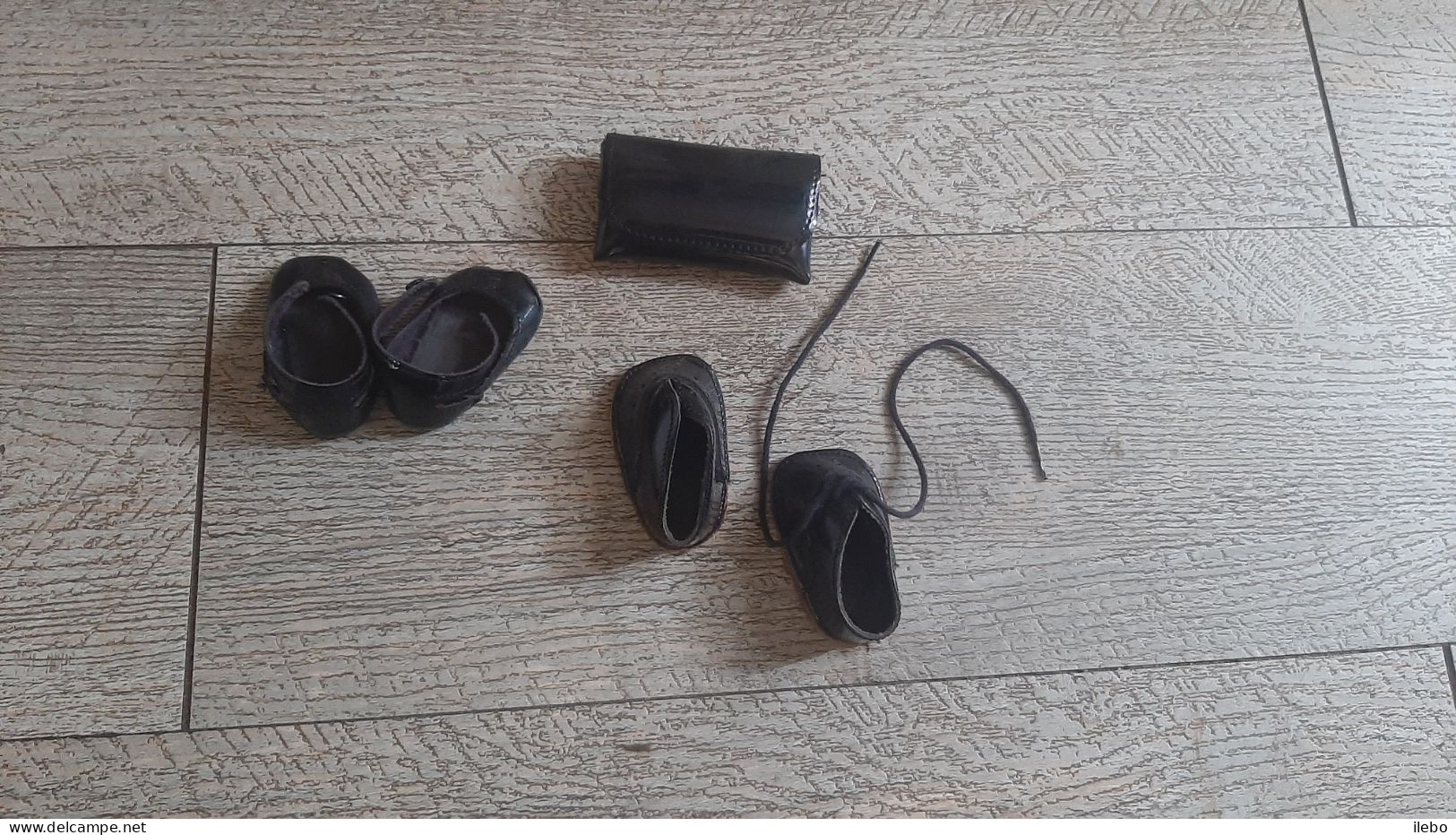 2 Paires Chaussures Pour Poupée De Modes Et Travaux  Et Pochette - Dolls