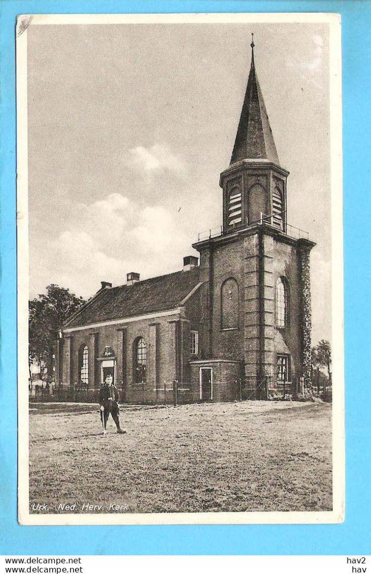 Urk Man In Uniform Bij Ned Hervormde Kerk RY57186 - Urk