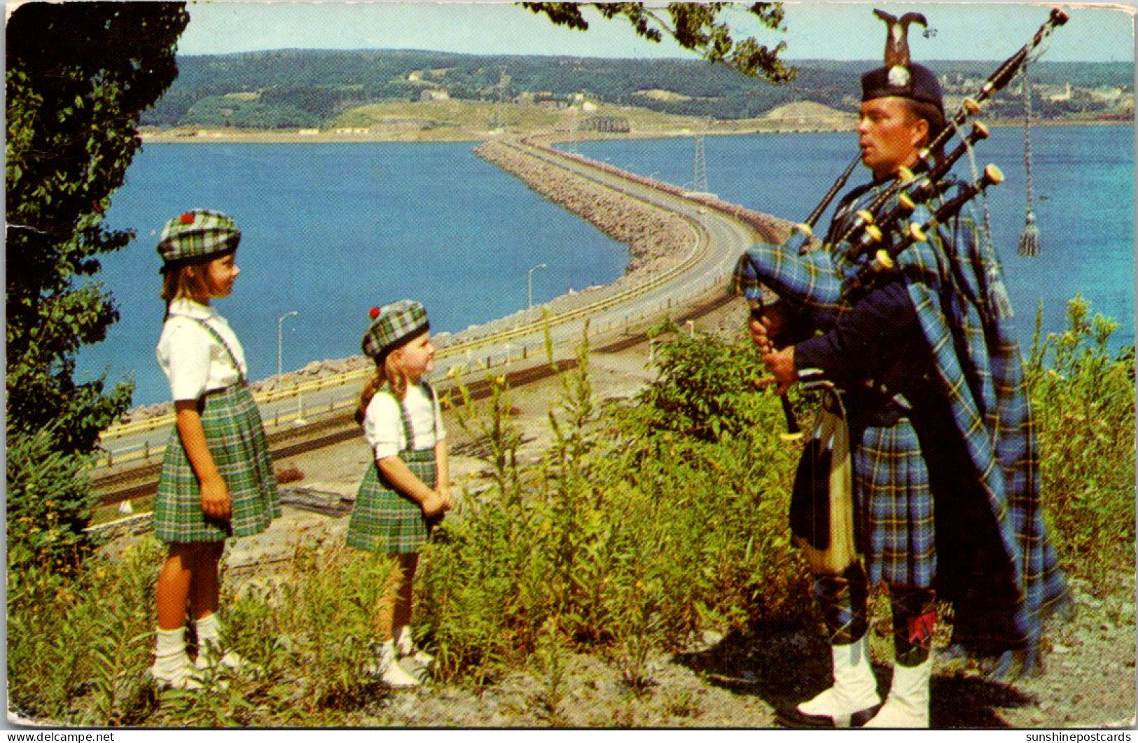 Canada Nova Scotia Canso Causeway Across Strait Of Canso Children And Bagpipe Player - Sonstige & Ohne Zuordnung