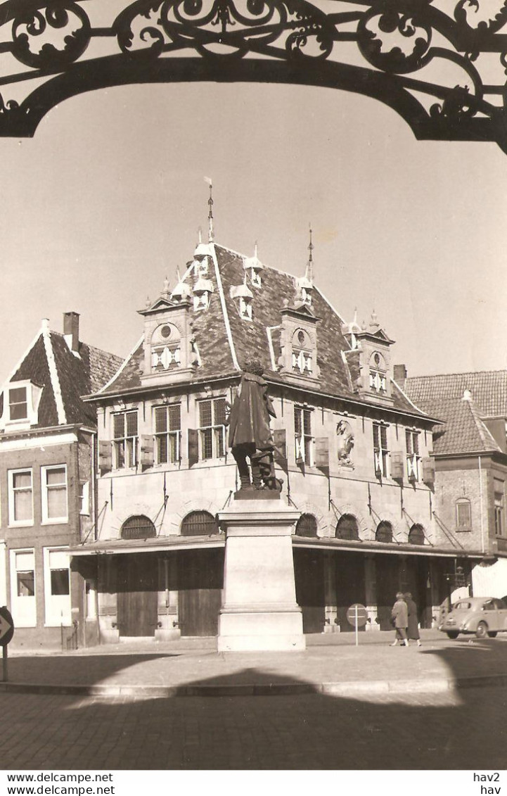 Hoorn Waag En Standbeeld Foto Voor Prentbriefkaart KE3720 - Hoorn