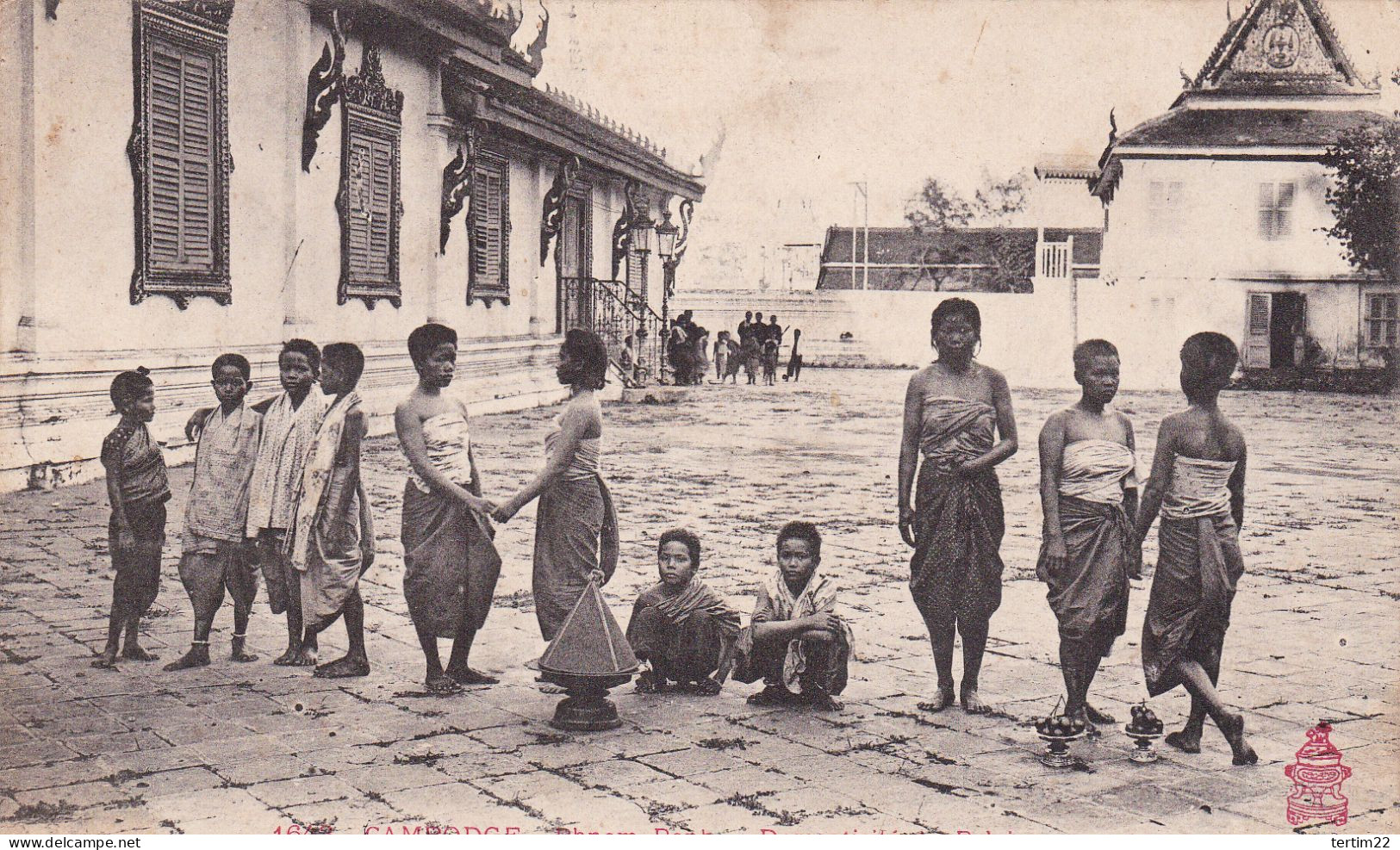 CAMBODGE . PHNOM PENH . DOMESTICITE DU PALAIS . GROUPE DE FEMMES - Cambodge