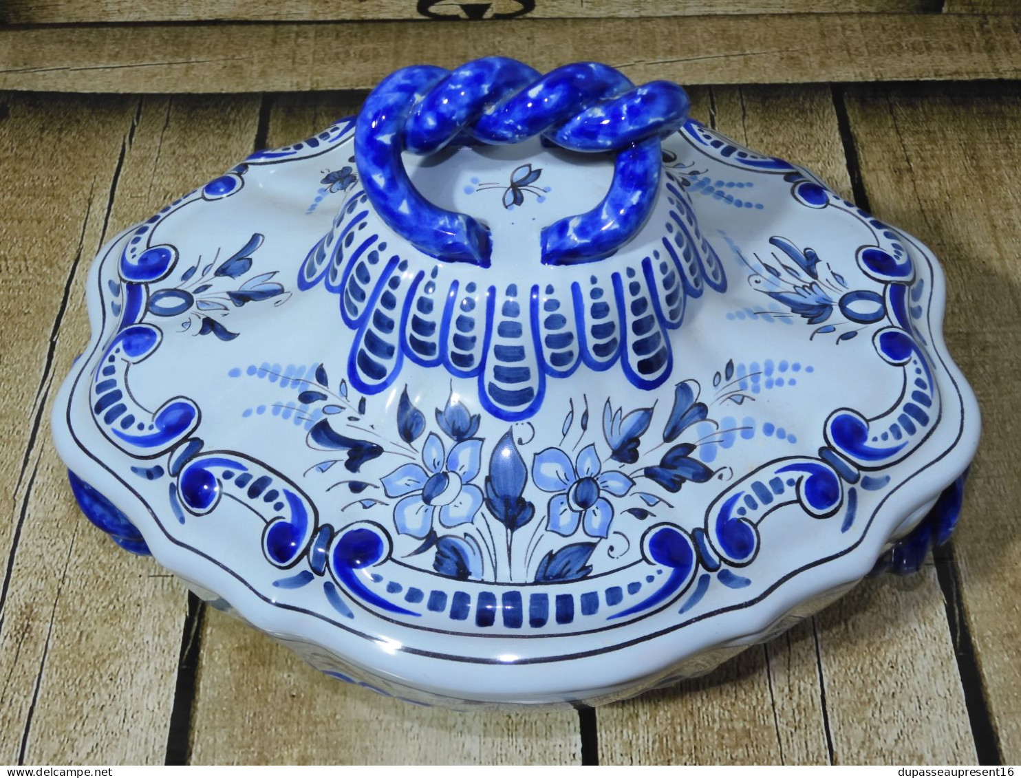 -SUPERBE SOUPIERE / LEGUMIER CERAMIQUE MONTAGNON NEVERS décors bleus   E