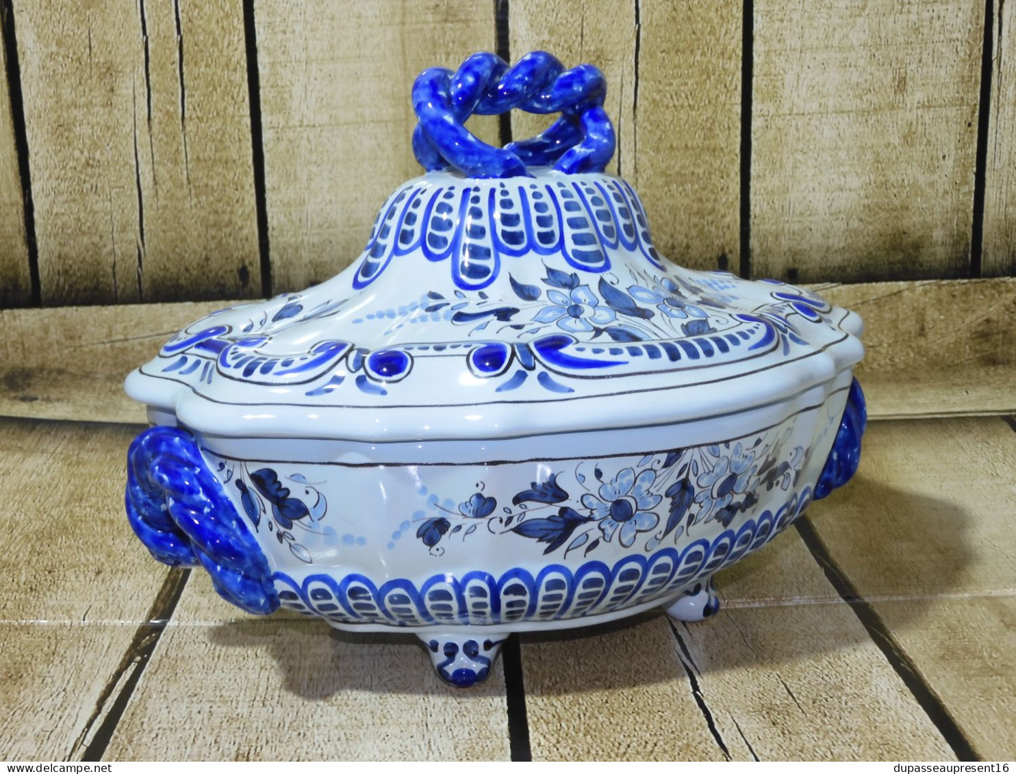 -SUPERBE SOUPIERE / LEGUMIER CERAMIQUE MONTAGNON NEVERS décors bleus   E