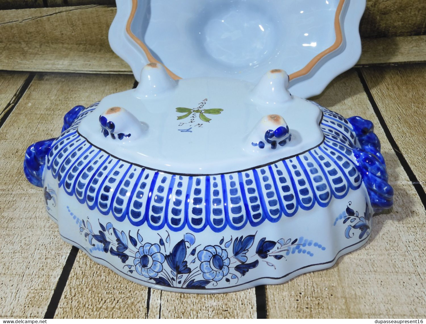 -SUPERBE SOUPIERE / LEGUMIER CERAMIQUE MONTAGNON NEVERS décors bleus   E