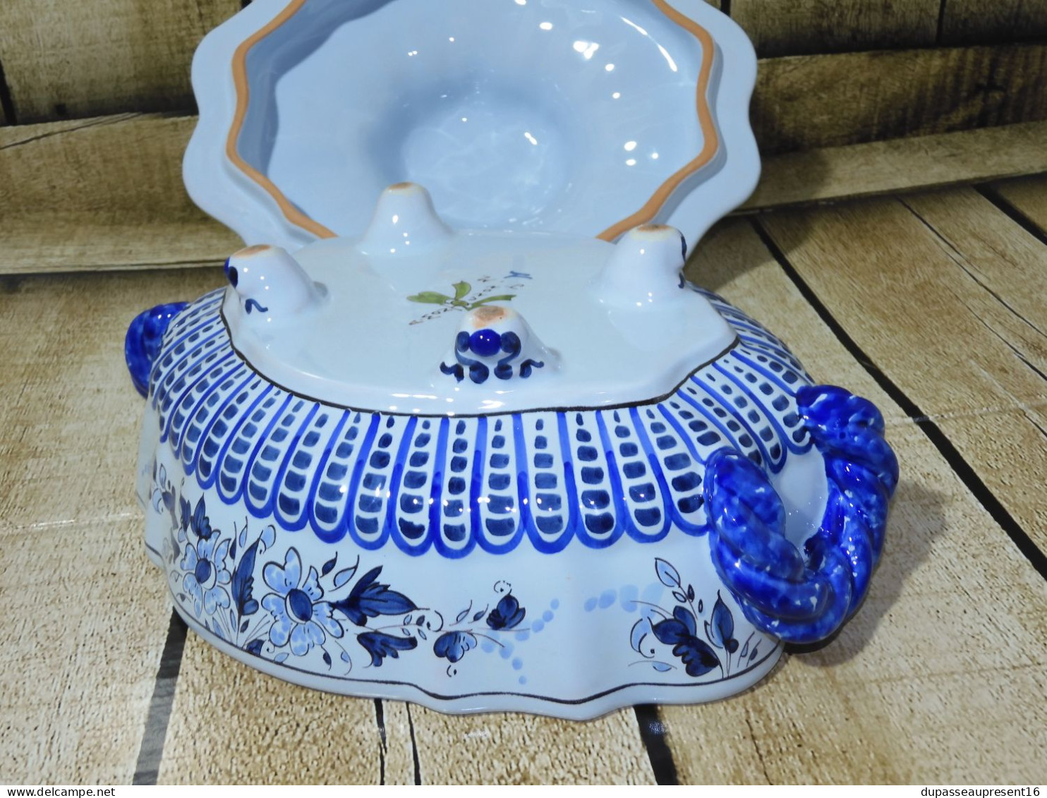 -SUPERBE SOUPIERE / LEGUMIER CERAMIQUE MONTAGNON NEVERS décors bleus   E