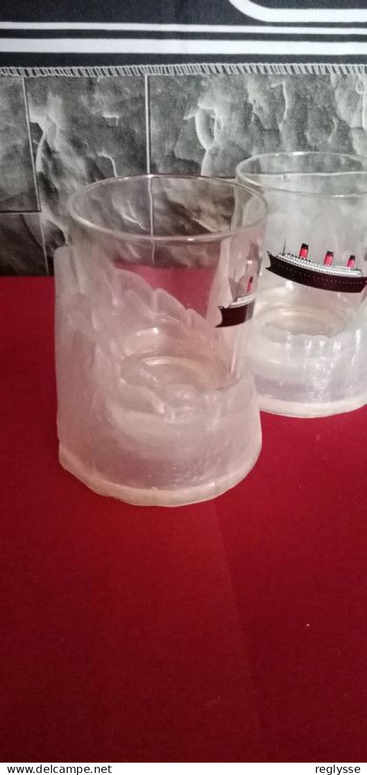 Rare 2 Verres A Shot Complets Motif Paquebot  Queen Mary ? Dans Un Iceberg Glaçon  De Chez Sodevi - Glasses