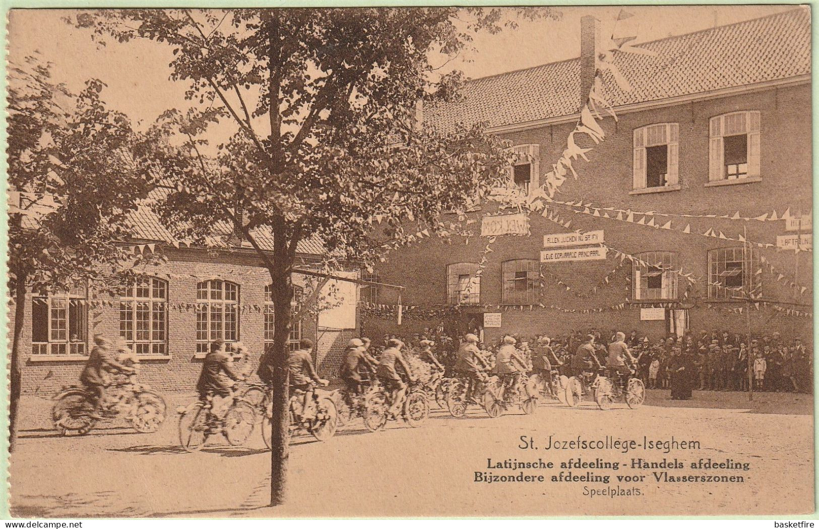 Iseghem (Izegem): St Jozefscollege - Latijnsche Afdeling - Vlasserszonen - Speelplaats (école, Vélo, Cour) - Izegem