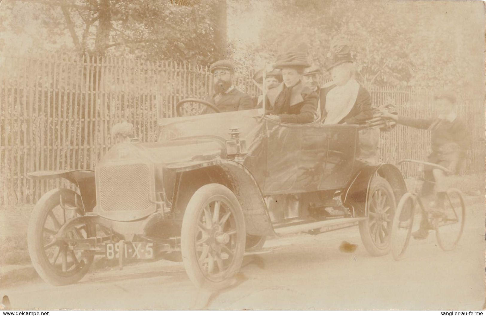 CARTE PHOTO DATEE REPRESENTANT UNE VOITURE ANCIENNE EN TRES GROS PLAN (au Verso 1912 - PKW