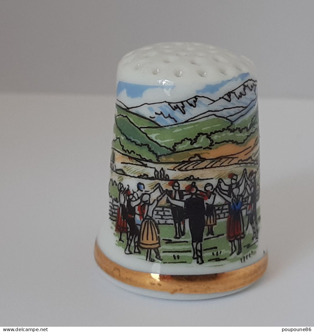 DÉ A COUDRE EN PORCELAINE - ARGELES-SUR-MER (64) PYRENEES ORIENTALES - FOLKLORE - Thimbles