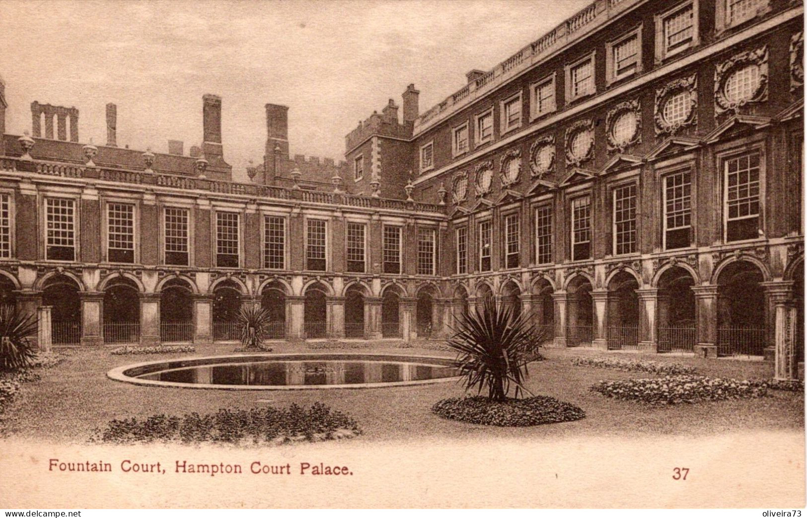HAMPTON COURT PALACE - Fountain Court - Hampton Court