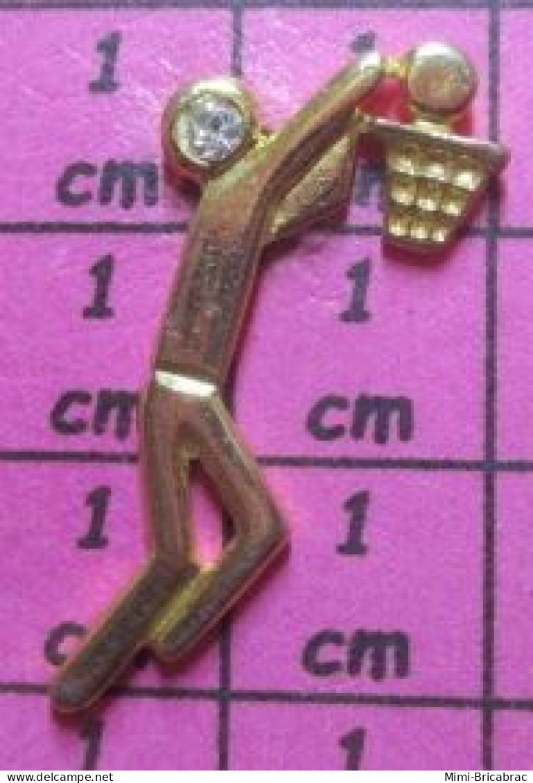 1518a Pin's Pins / Beau Et Rare & TB état / SPORTS / BASKET-BALL BASKETTEUR METAL JAUNE ET "BRILLANT" - Basketball