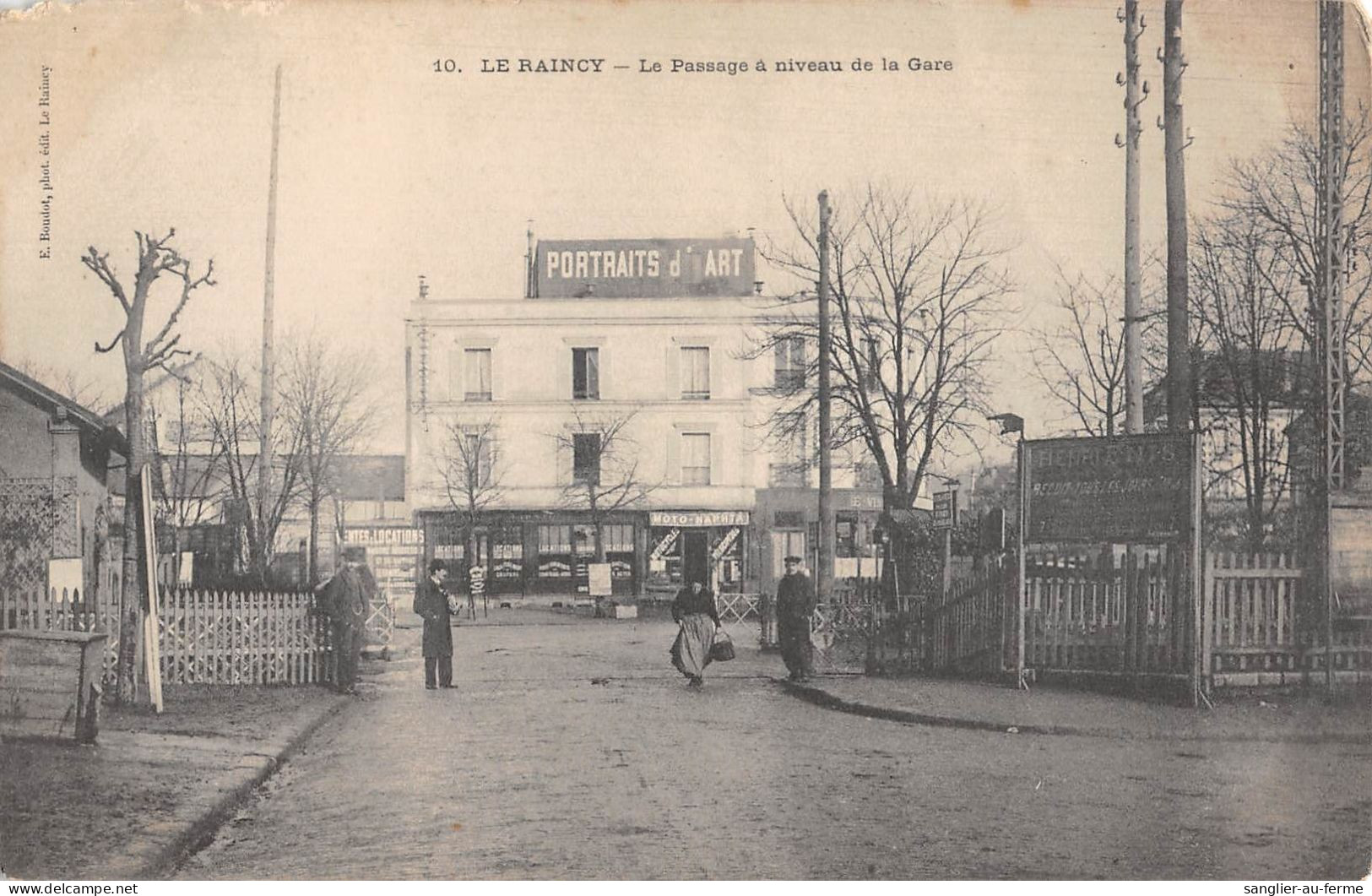 CPA 93 LE RAINCY / LE PASSAGE A NIVEAU DE LA GARE - Le Raincy