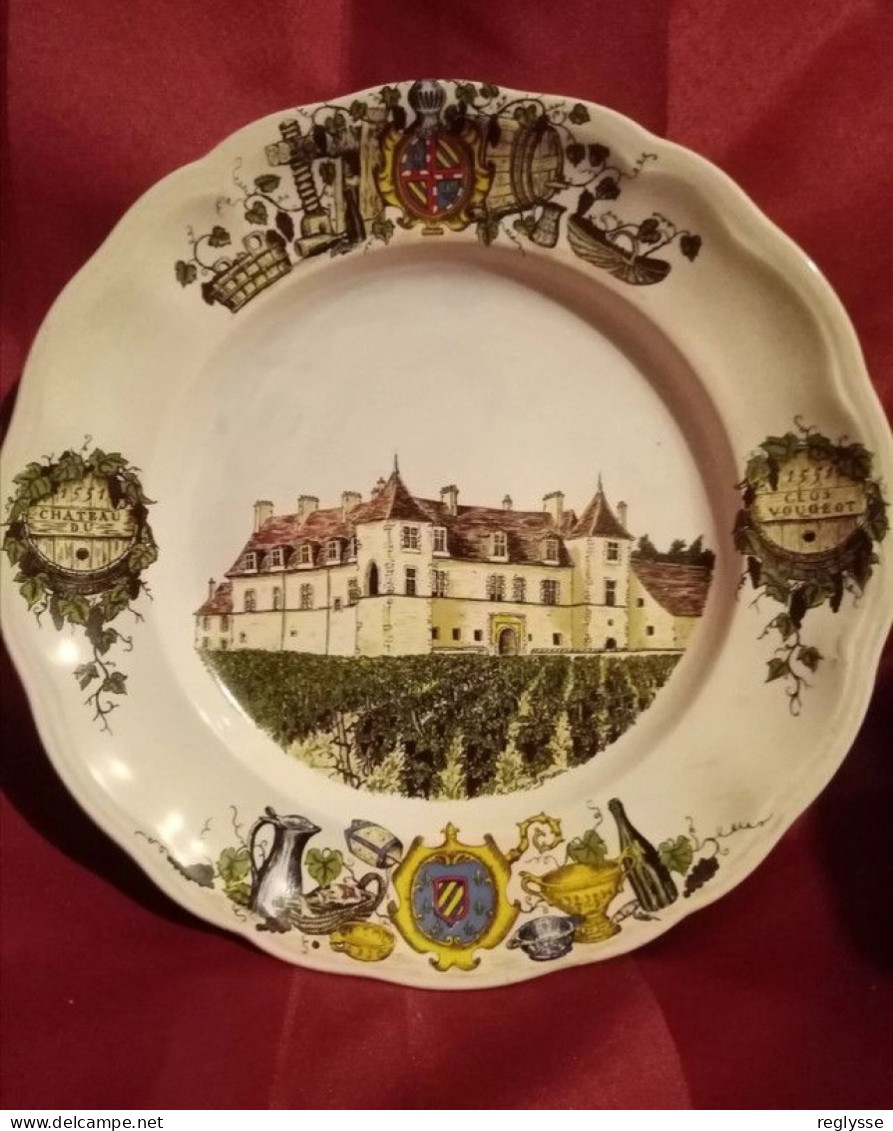 ASSIETTE DECORATIVE LE CHATEAU CLOS VOUGEOT....  FAIENCE    K.G LUNEVILLE - Lunéville (FRA)