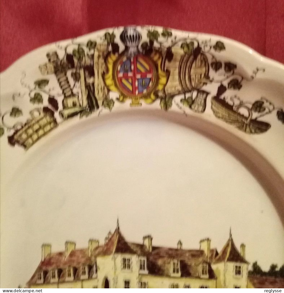 ASSIETTE DECORATIVE LE CHATEAU CLOS VOUGEOT....  FAIENCE    K.G LUNEVILLE - Lunéville (FRA)