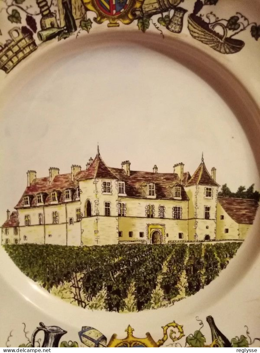 ASSIETTE DECORATIVE LE CHATEAU CLOS VOUGEOT....  FAIENCE    K.G LUNEVILLE - Lunéville (FRA)