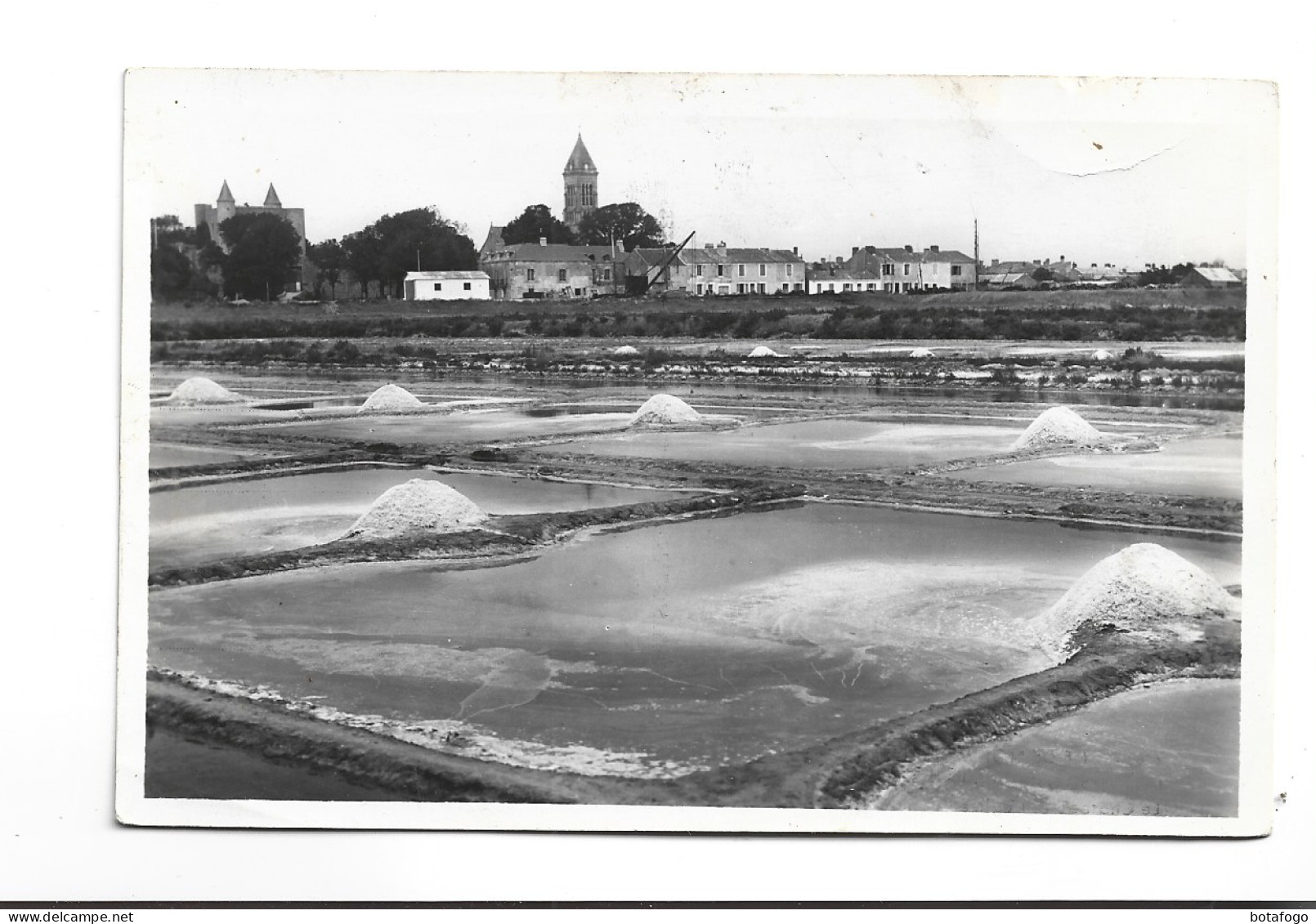 CPA PHOTO DPT 85 LE DE NOIRMOUTIER, LES MARAIS SALANTS A L ARRIERE PLAN, LE CHATEAU ET L EGLISE - Noirmoutier