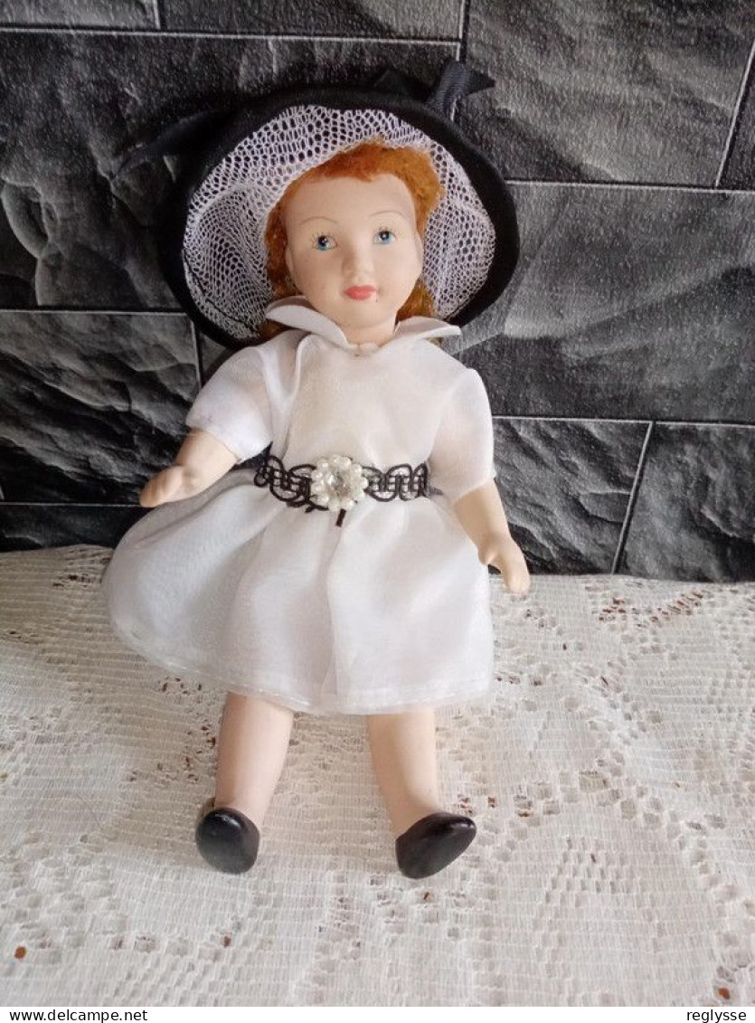 Poupee Porcelaine Vintage En Tenue  D été Pour  Promenade Citadine  Ou Bord De Mer - Poupées