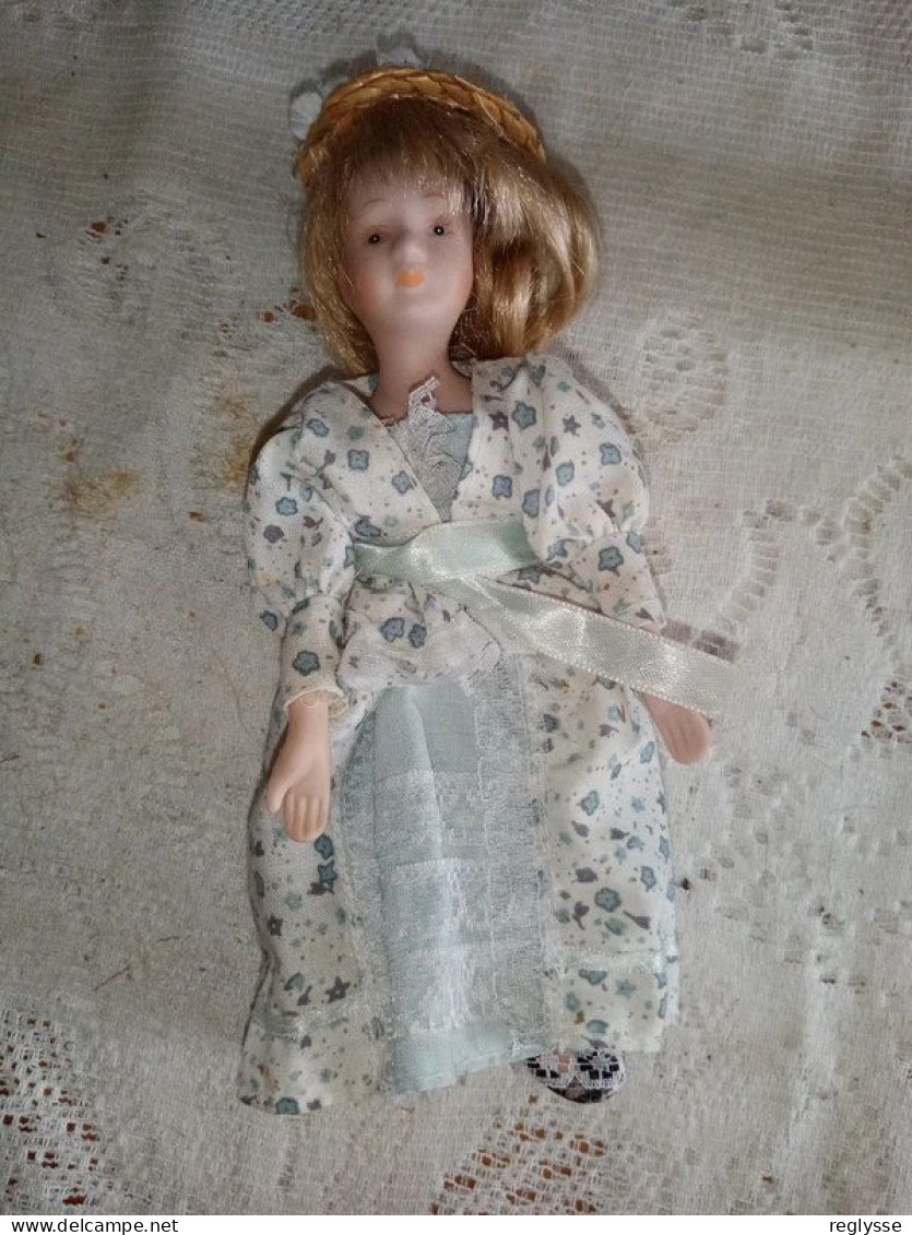 Poupee Porcelaine Vintage En Tenue  D été Pour  Promenade En Campagne - Dolls