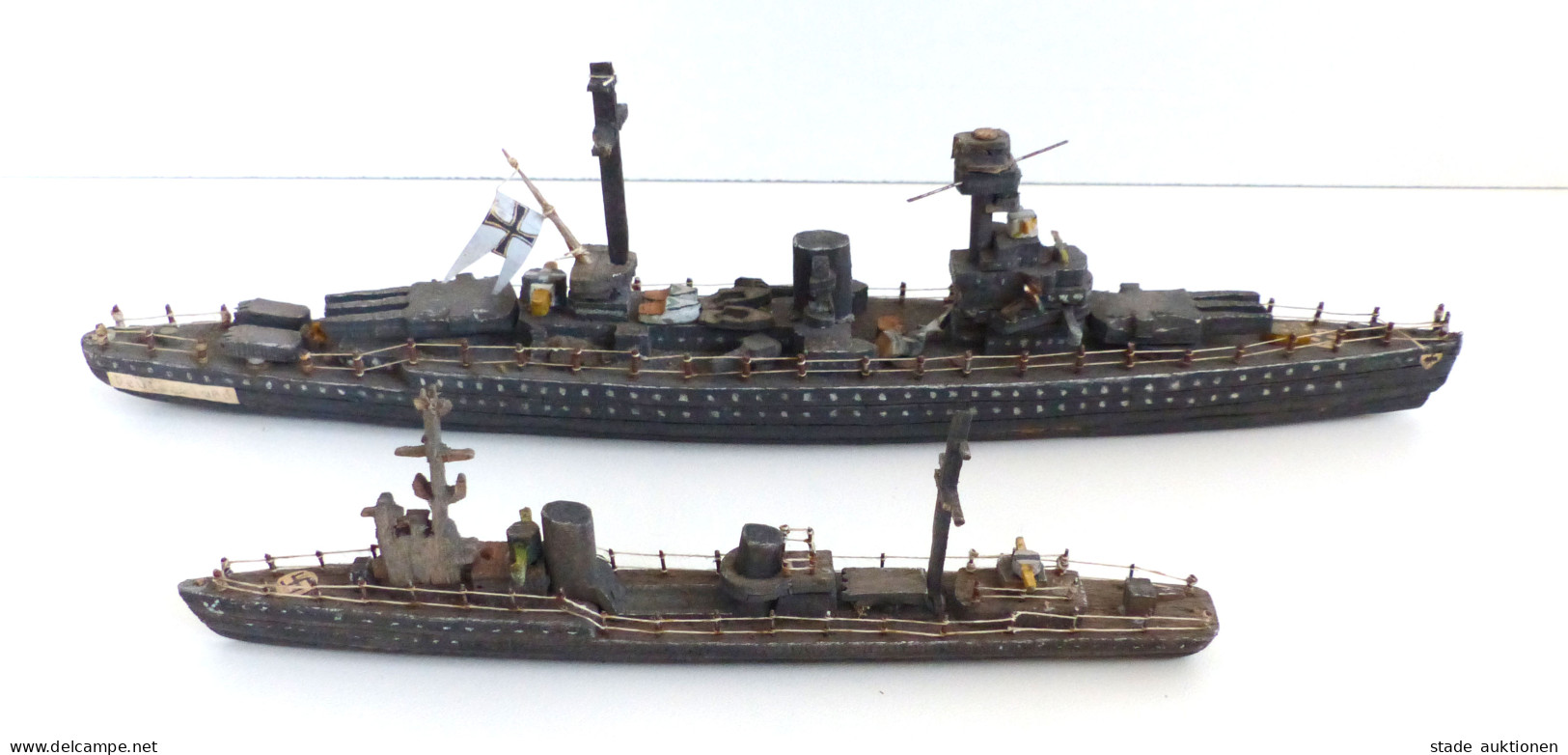 WHW WK II 2 Schiffsmodele 16cm Bzw. 28cm Lang Aus Holz Sehr Filigran I-II (ein Teil Muss Neu Geklebt Werden) - Weltkrieg 1939-45