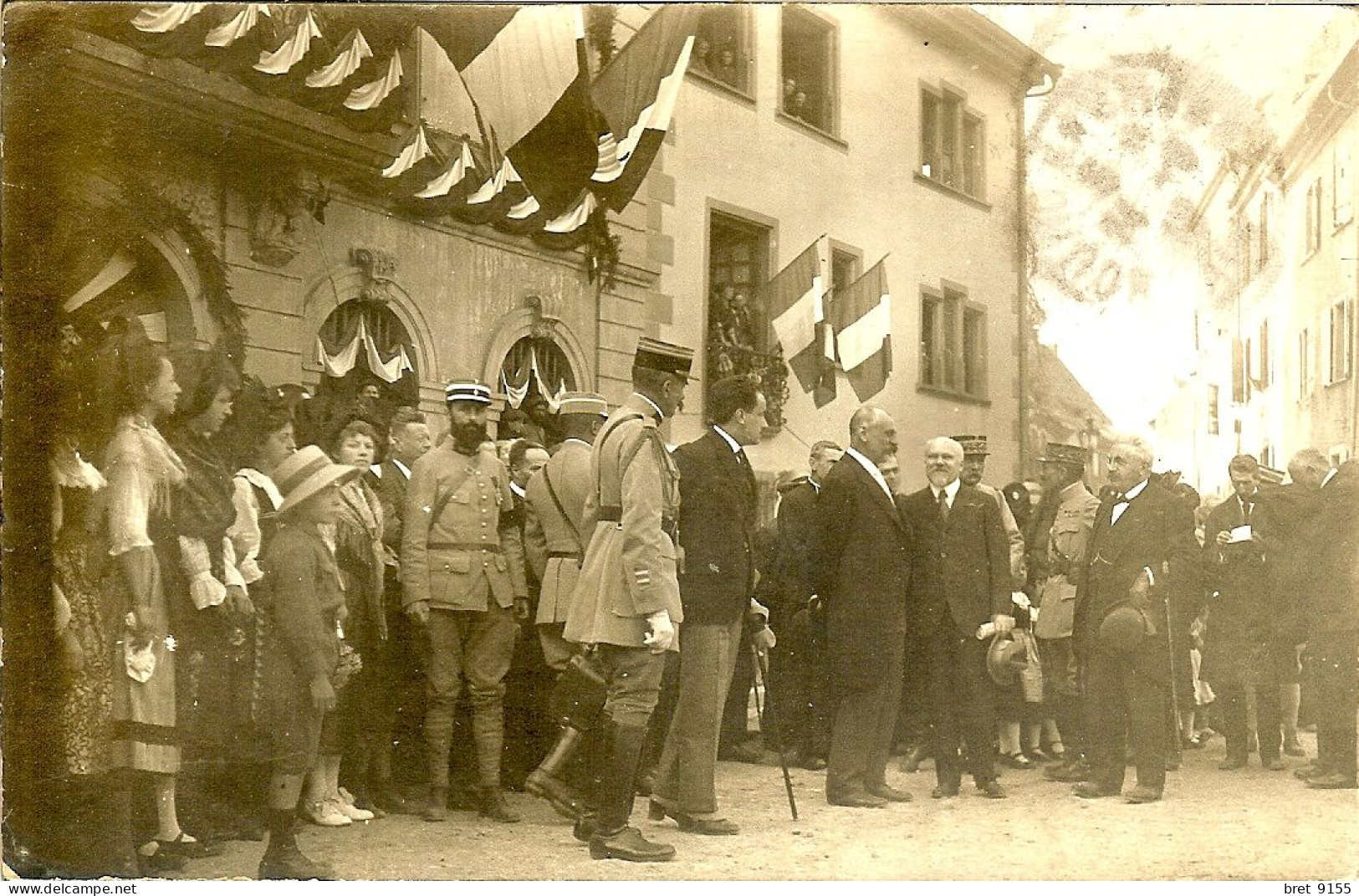 68 ALTKIRCH CARTE PHOTO RASSEMBLEMENT DEVANT L HOTEL DE VILLE MILITAIRES COLONEL NUDES ET LA MUNICIPALITE AOUT 1919 - Altkirch