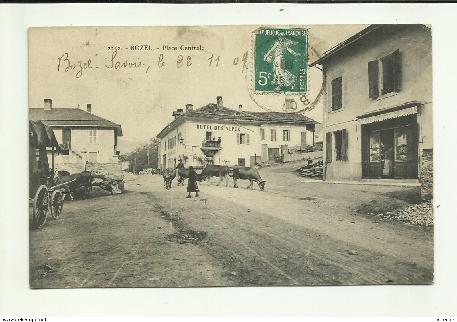 73 BOZEL  . HOTEL DES ALPES . EPICERIE . LES VACHES TRAVERSANT LE VILLAGE - Bozel