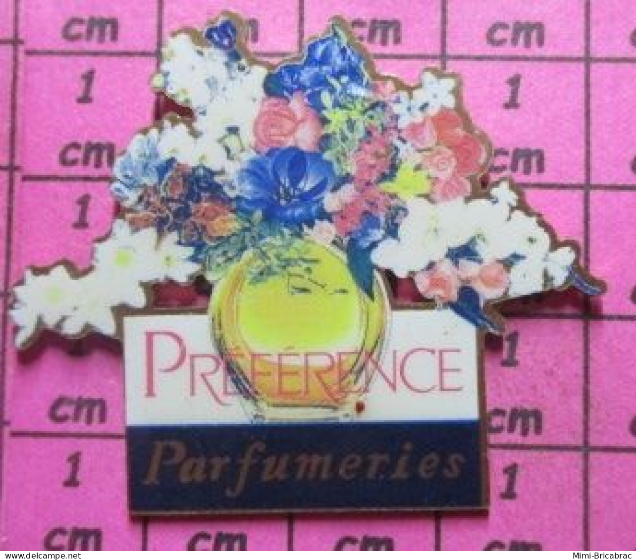 516b Pin's Pins / Beau Et Rare & TB état / PARFUMS : Grand Pin's BOUQUET DE FLEURS PARFUMERIES PREFERENCE - Perfume