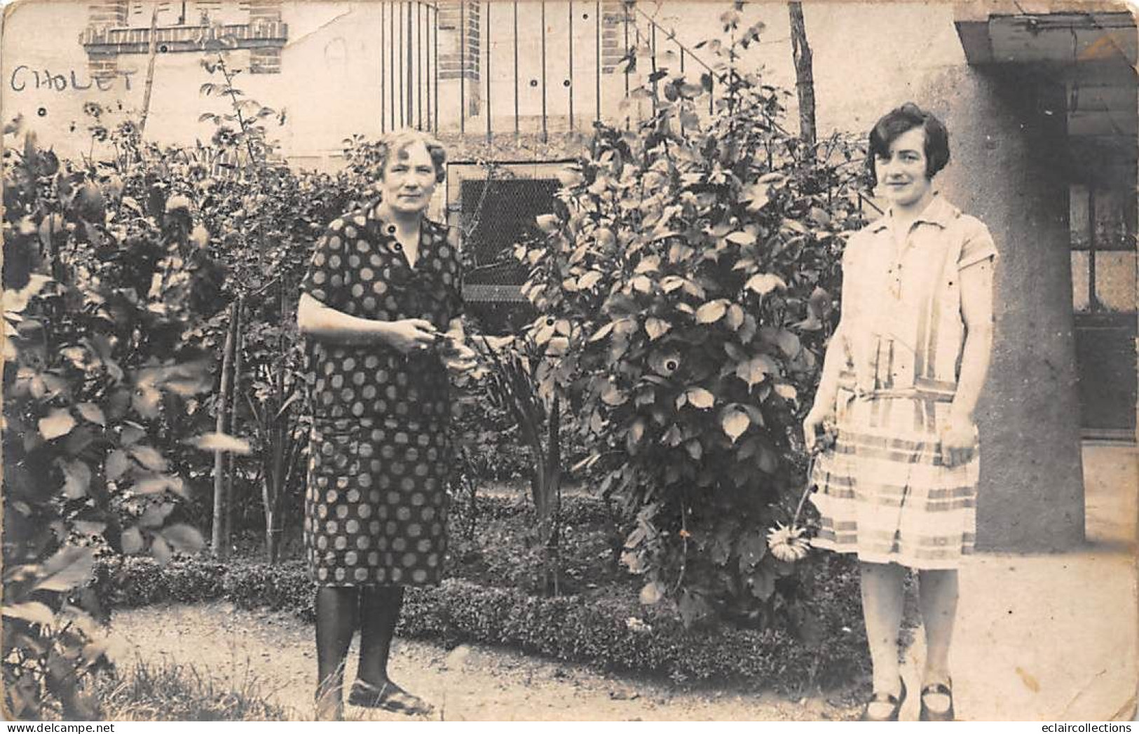 Moutiers Les Mauxfaits    85   Ou Cholet  49    Carte Phote écrite De  Moutiers. .Femmes Devant Une Maison (scan) - Moutiers Les Mauxfaits